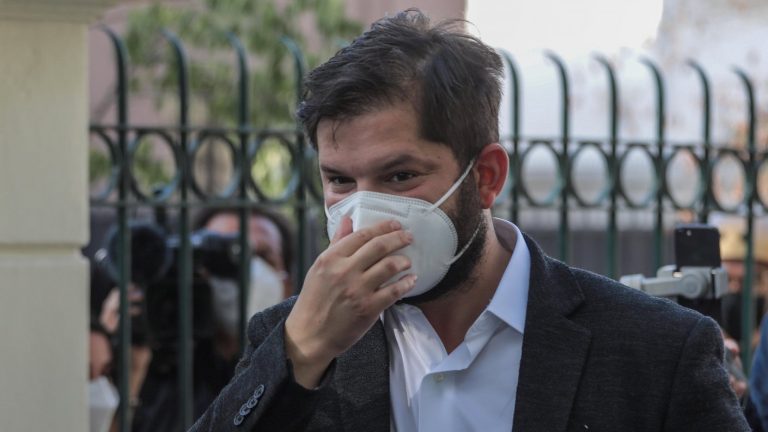 Gabriel Boric le pone paños fríos a la devoción de la gente: “Me da plancha, no soy un rockstar; aquí hacemos política”