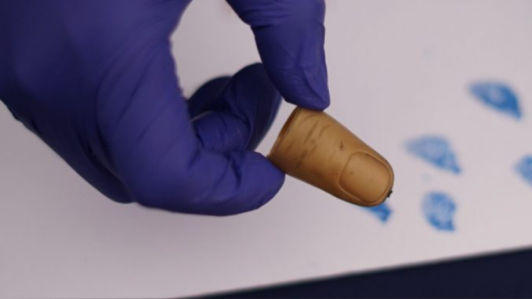 ¡Tenían un dedo falso con huella digital real! Detienen a 23 miembros del cartel colombiano que operaba en Chile