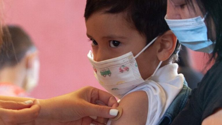 ¿Estarán más expuestos? Doctor explicó cómo afecta a los niños la variante Ómicron