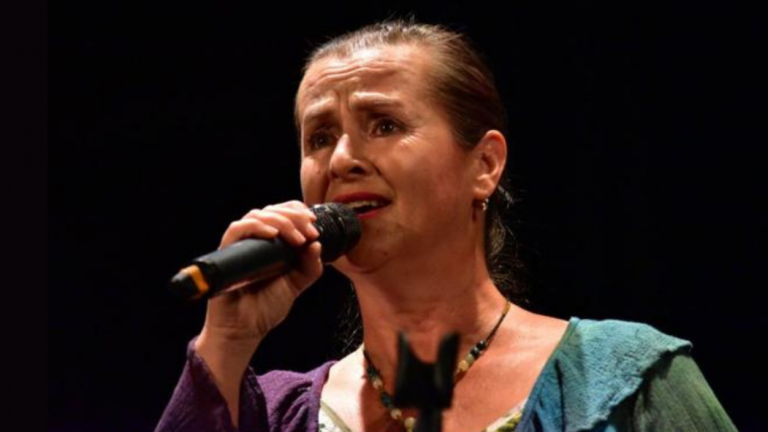 Muere cantante ’antivacuna’ que se contagió a propósito de COVID para obtener un pase sanitario