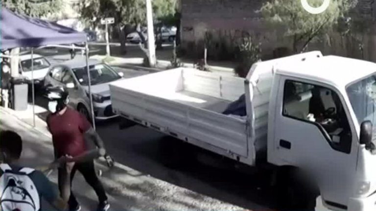 Con palos y cadenas, repartidores venezolanos aterrorizaron a una familia tras discusión por un pedido incompleto