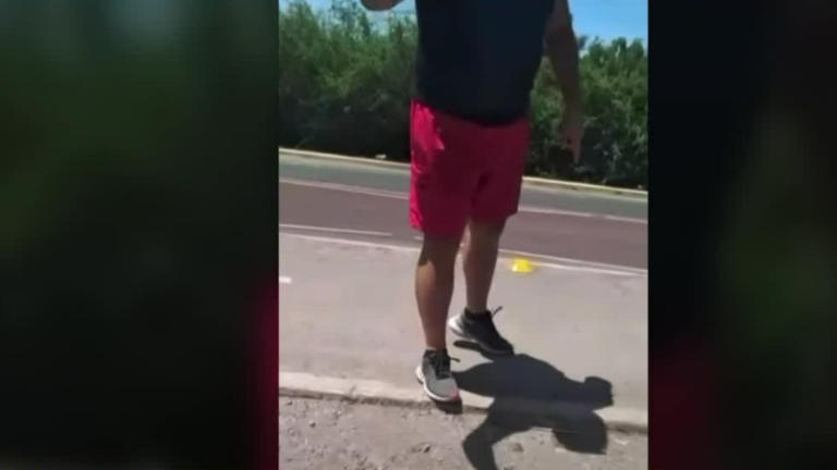 “¡Entiende, la p... madre!”: Este fue el cobarde ataque de un conductor a dos mujeres que solo vendían pan en la carretera