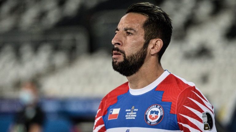 “Negativo y sin poder jugar”: Isla publica el resultado de un nuevo PCR y desata una guerra entre la Roja y la Seremi