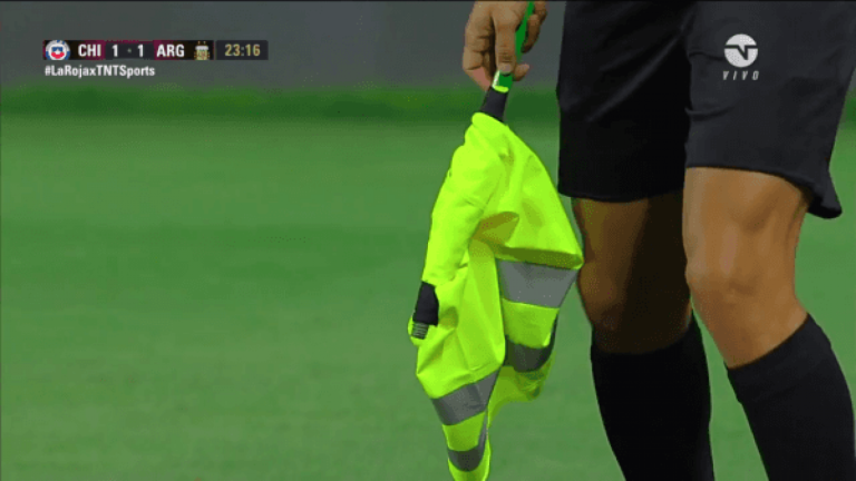 ¿Un chalecto reflectante? El particular banderín que usaron los árbitros asistentes en el partido de La Roja