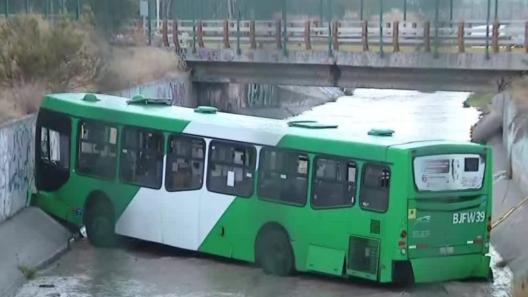 ¡Impresionante! Bus del Transantiago cae de lleno al zanjón de la aguada