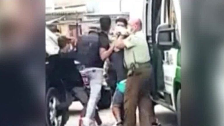 Ahora en Arica: Video muestra a carabineros siendo agredidos otra vez por venezolanos; un funcionario quedó con la nariz rota