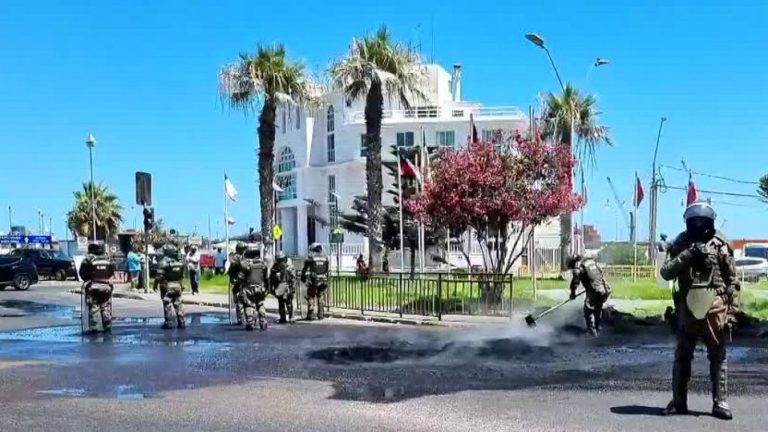 Barricadas y tránsito bloqueado: Carabineros llegó a marcha por la crisis migratoria en Iquique