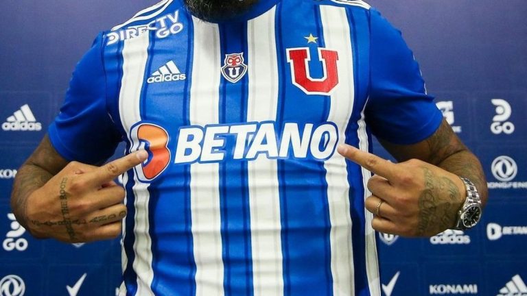 Nuevas camisetas: Diversas reacciones generó la nueva polera de Universidad de Chile