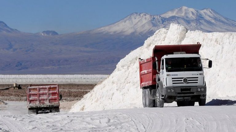 Gran controversia: Gobierno insiste en la licitación del litio y Gabriel Boric pide posponer el proceso