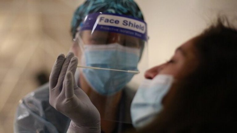 Alarmante propagación de variante Ómicrón: Expertos prevén más de 15.500 casos diarios de Covid-19