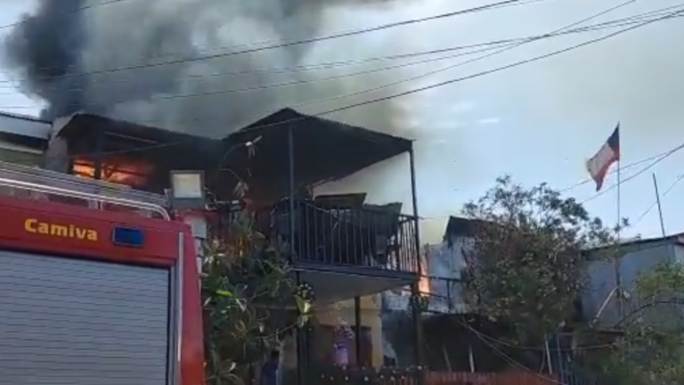 Nuevo incendio afecta a vecinos de Iquique: Se registra a metros del ocurrido este lunes en Laguna Verde