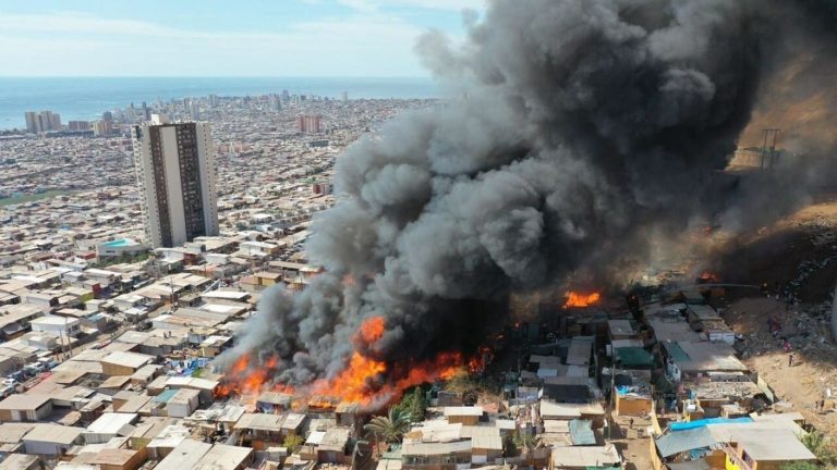 Devastador incendio en Iquique: Más de 100 viviendas se consumieron en la toma Laguna Verde
