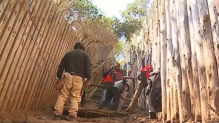 Peligroso acceso: Vecinos acusan que la escalera para llegar a la playa Cau Cau está en pésimo estado