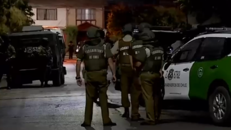 Vecinos denunciaron violencia intrafamiliar: Hombre armado se parapetó en casa de Puente Alto