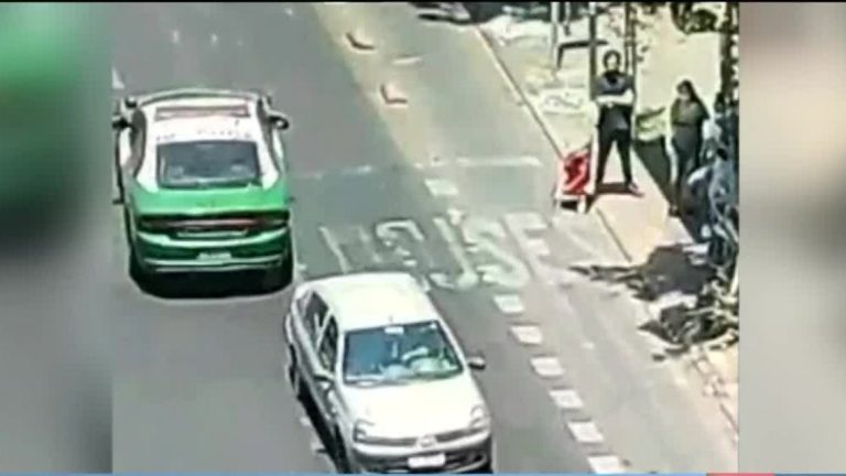 ¡Chocó con todo a su paso! Mujer huyó de carabineros en marcha atrás en Santiago Centro