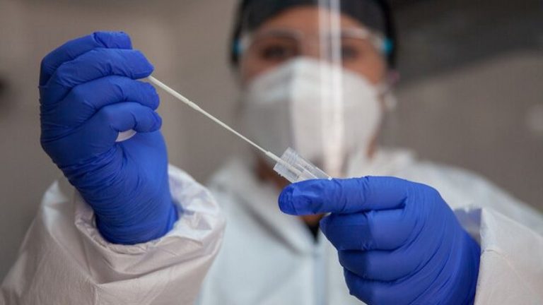 Preocupante alza de contagios Ómicron: Casos nuevos se duplicaron en solo cinco días