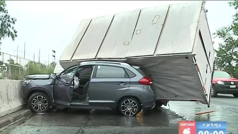 Grave accidente: Auto fue aplastado por un camión en la ruta 68