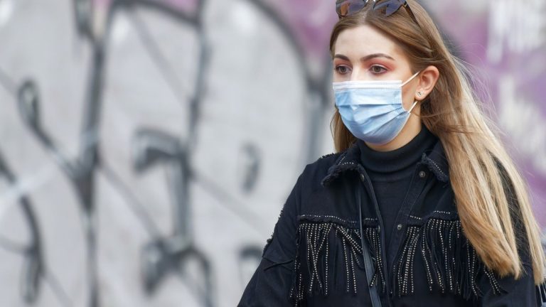 Estudio sugiere que las mascarillas hacen que las personas se vean más atractivas