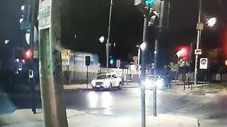 Temeraria reacción: Mujer evitó una encerrona y atropelló a un delincuente