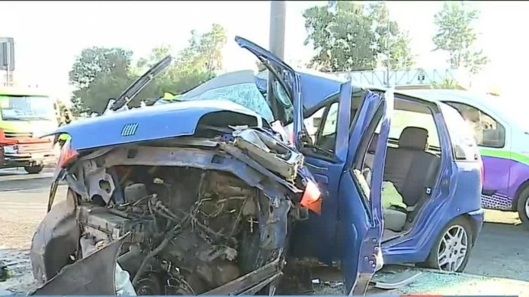 Pérdida total: Rescatan a conductor que quedó atrapado en auto que impactó fuertemente contra un poste