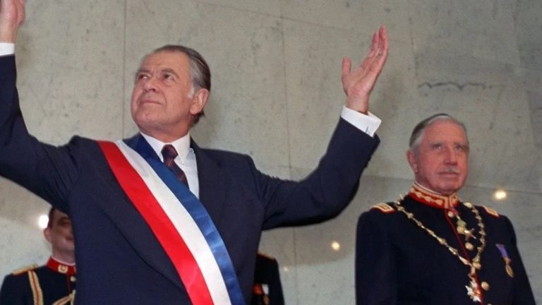 ¿Pinochet cambió la banda presidencial? Revisamos algunas de las anécdotas más impactantes durante los cambios de mando