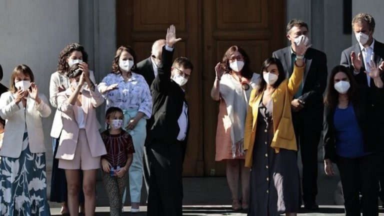 Entre saludos y manifestaciones: Esto fue lo que no se vio tras el anuncio del nuevo gabinete de Gabriel Boric