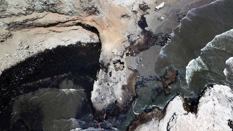 Empresa culpó al tsunami de Tonga: Emergencia ambiental en Perú tras gran derrame de petróleo