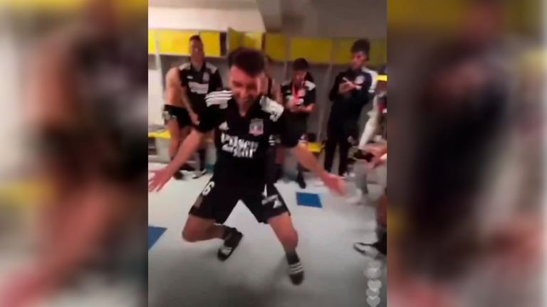 “¡Oh, la hu... buena!”: César Fuentes celebró bailando axé la Supercopa de Colo Colo e impactó a sus compañeros