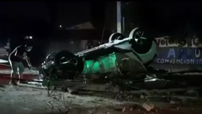 Compitiendo y bajo los efectos del alcohol: Conductor protagonizó accidente contra un poste de alumbrado