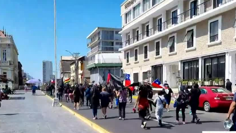 Ciudadanos de Iquique marchan para exigir mayor regulación frente a la crisis migratoria