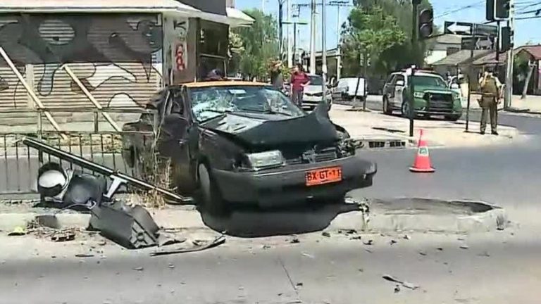 Conductor se dio a la fuga: Taxista protagonizó un violento choque contra una camioneta en Estación Central