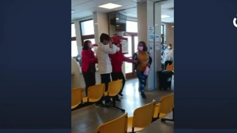 Reclamo terminó en golpes: Mujer agredió violentamente a dos funcionarios de un Cesfam