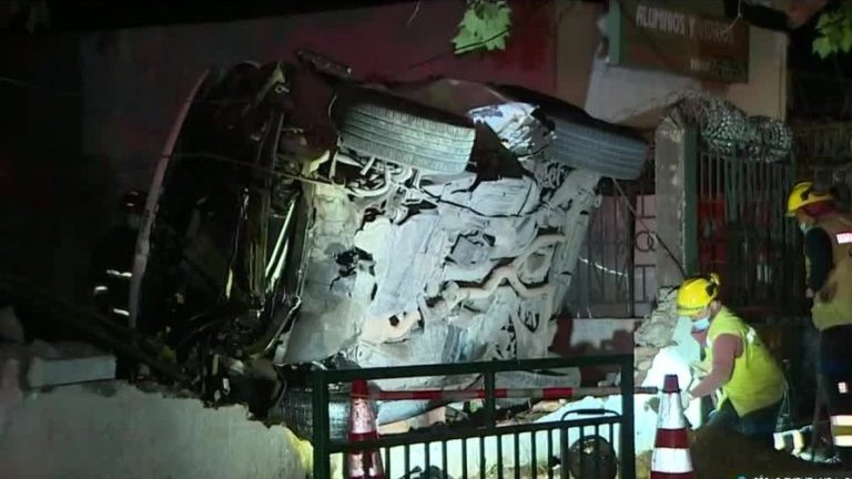 Imágenes impactantes: Conductora en estado de ebriedad chocó contra una casa