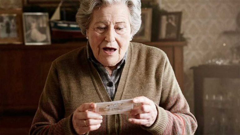¡Notable acción! Mujer de 86 años ganó la lotería y entregó parte del premio al vendedor que la convenció de participar