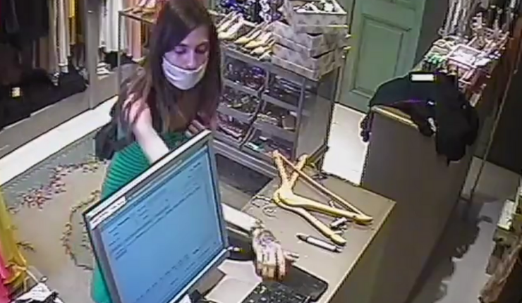 Mujer fingió ser clienta para robar celular a vendedora con inesperada maniobra