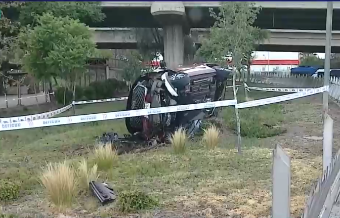 Auto se volcó en Rotonda Grecia: Carabineros constató hálito alcohólico del conductor