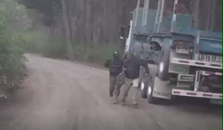 Video capta a encapuchado amenazando con un arma a conductor de camión en la provincia de Arauco