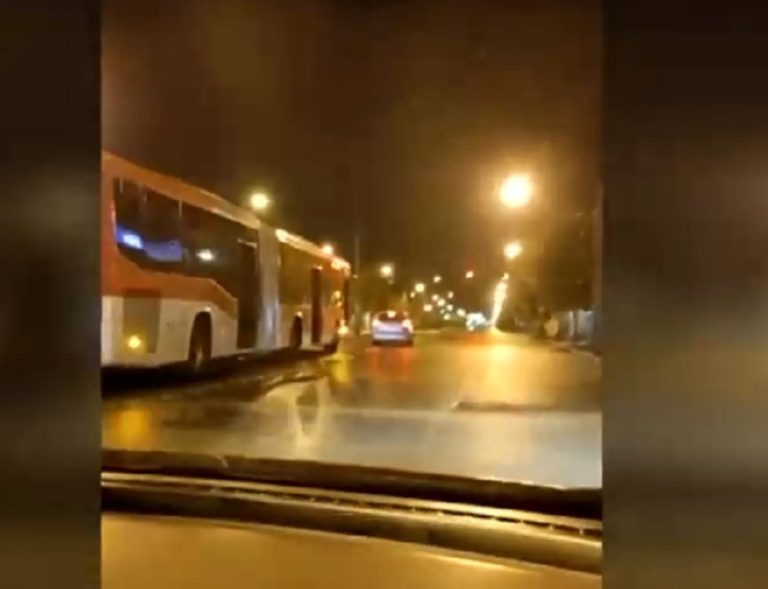 Irracional conducta de chofer de transporte público: Chocó auto y huyó
