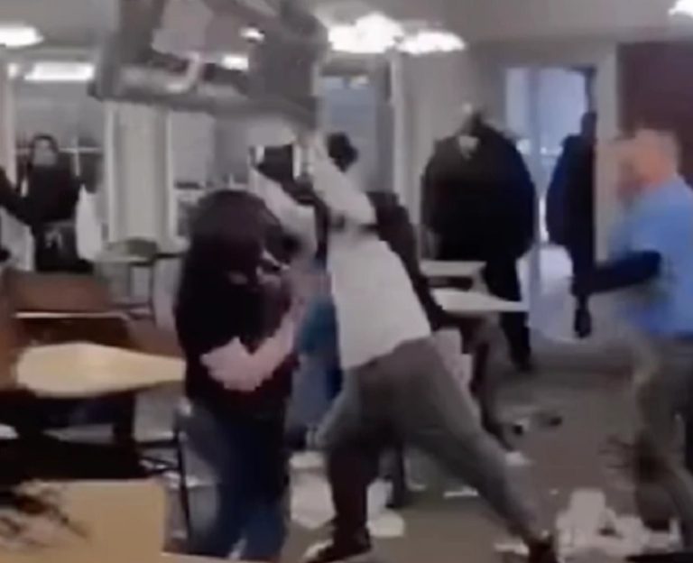 Registran masiva pelea al interior de restaurante: Tenedor libre se quedó sin carne