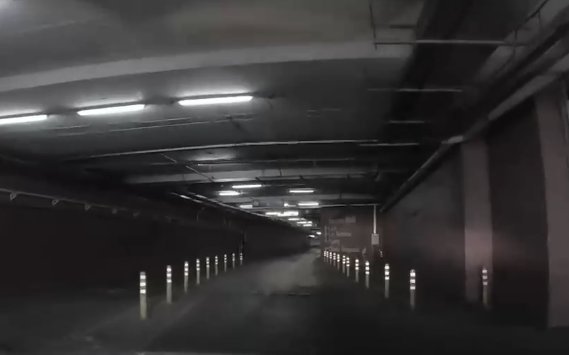 No la dejaron ingresar: Mujer dio a luz en estacionamiento de una clínica santiaguina