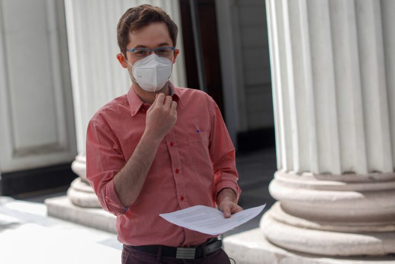 Vicepresidente de la Convención Constitucional dio positivo a COVID-19