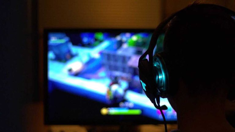 Niño de 14 años confesó que mató a su familia tras perder partida de videojuego: Creyó que revivirían