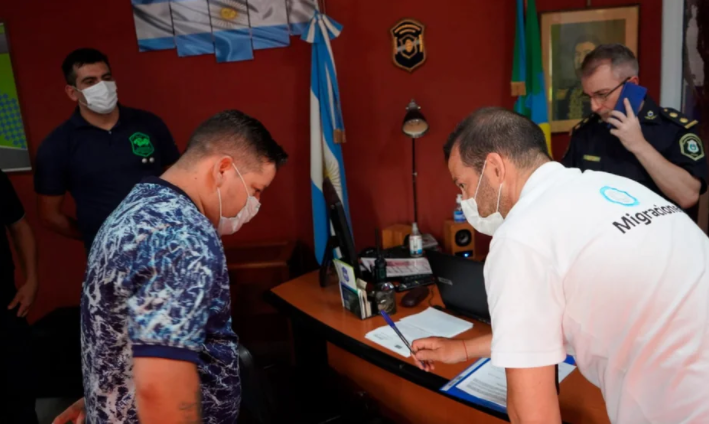 Líder narco es expulsado de Argentina como sospechoso de cocaína adulterada que mató a veintena de personas