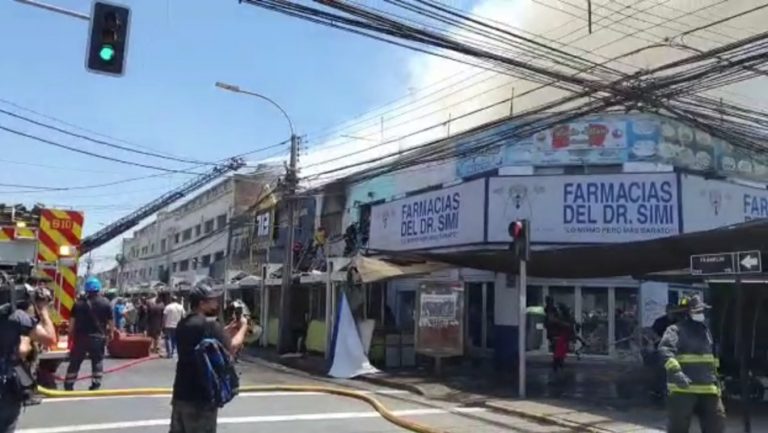 Incendio en Barrio Franklin afecta a locales comerciales: 19 carros de Bomberos trabajan en el lugar
