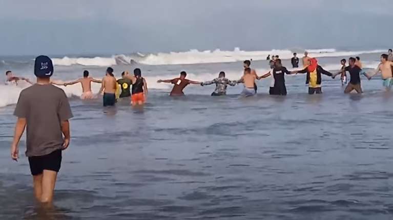 Turistas improvisaron cadena humana y salvaron a familia de ahogarse en el mar
