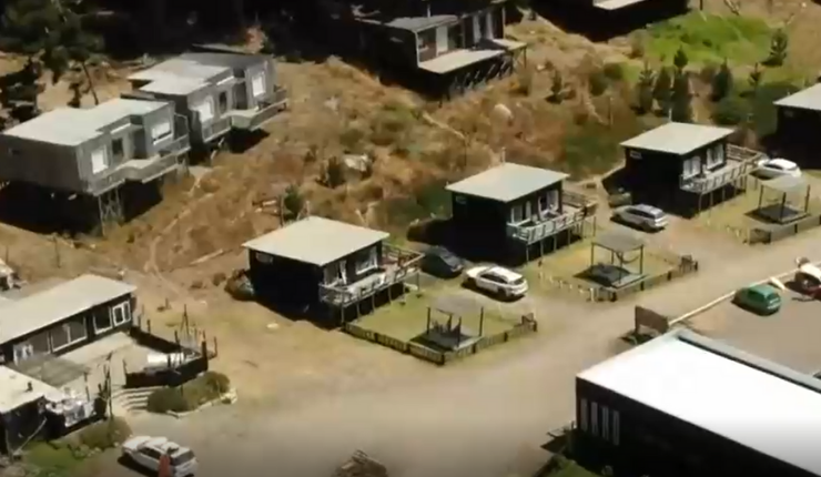 Cabañas hasta con tinajas: Polémica 