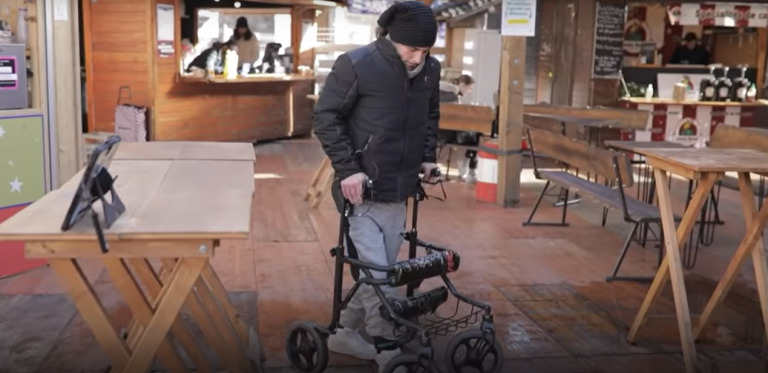 Tres personas parapléjicas vuelven a caminar luego de recibir implante electrónico