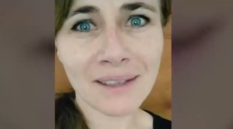 Actriz Amaya Forch denuncia a veraneantes por contaminar las playas