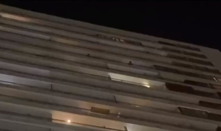 Joven cayó desde el cuarto piso de un edificio en Providencia: Acusa que alguien la empujó
