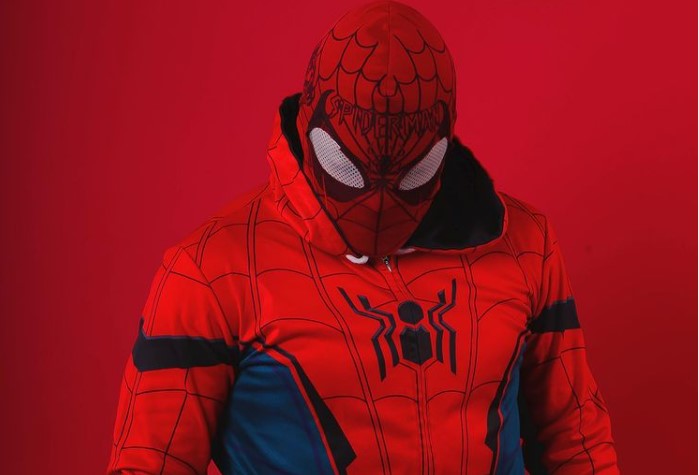 Estúpido y Sensual Spiderman entró al Onlyfans chileno y en 30 días ganó $10 millones: Lo donó todo